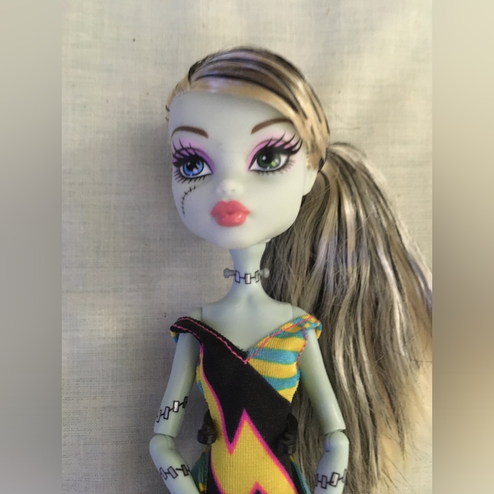 Rare Monster High Frankie Swim pink lips